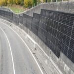 vertikalni-solarni-paneli-postavljeni-uz-cestu-u-svicarskoj_i9rWTW